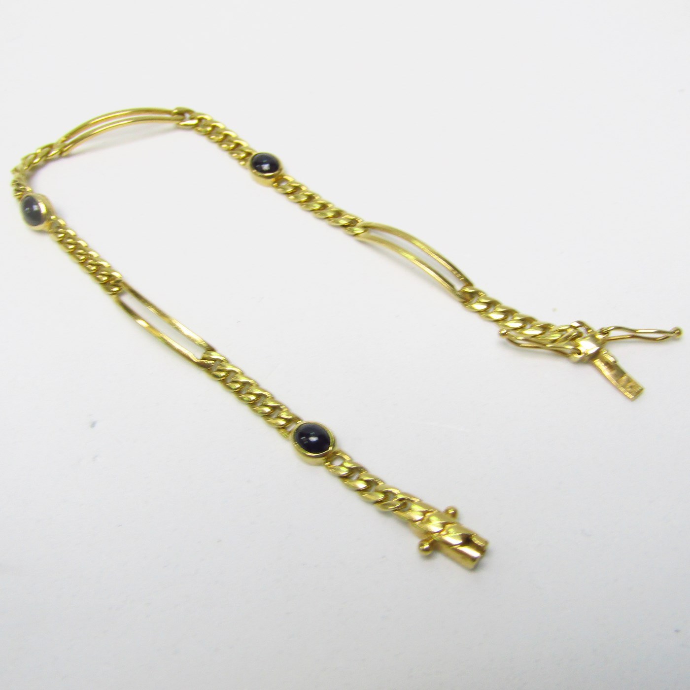 Pulsera en Oro de 18k con tres Zafiros de 1 ct. en cabujón. 8.23 gr. Pulsera en Oro de 18k con tres Zafiros de 1 ct. en cabujón. 8.23 gr.