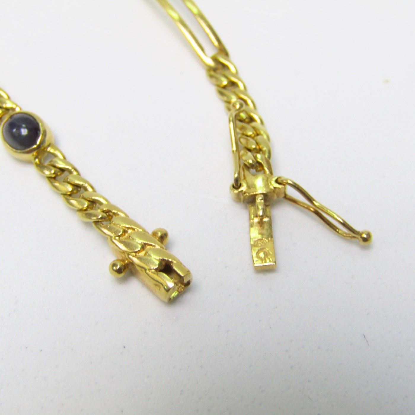 Pulsera en Oro de 18k con tres Zafiros de 1 ct. en cabujón. 8.23 gr. Pulsera en Oro de 18k con tres Zafiros de 1 ct. en cabujón. 8.23 gr.