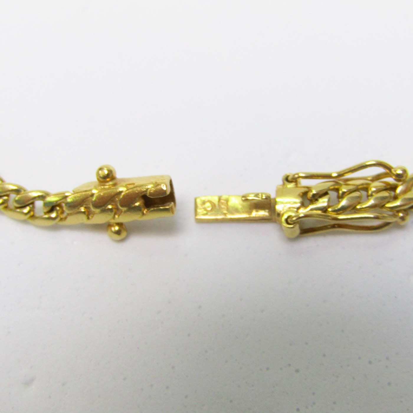 Pulsera en Oro de 18k con tres Zafiros de 1 ct. en cabujón. 8.23 gr. Pulsera en Oro de 18k con tres Zafiros de 1 ct. en cabujón. 8.23 gr.