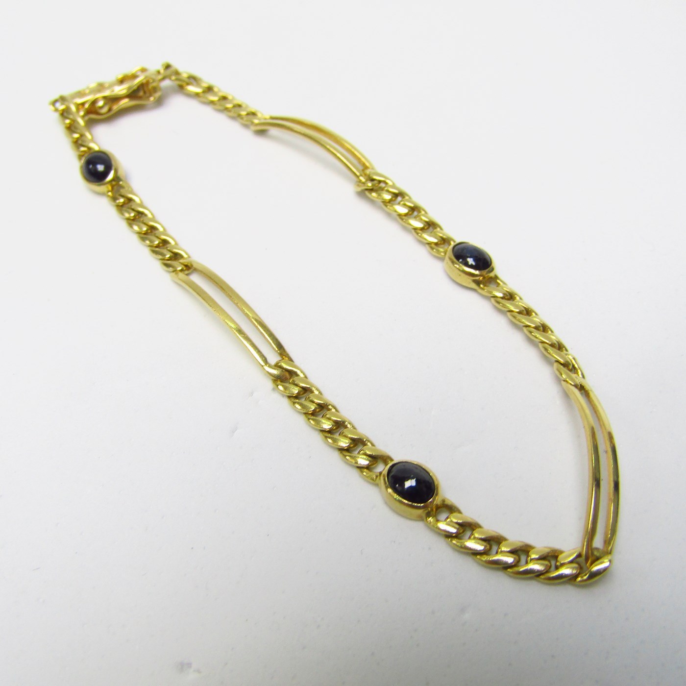 Pulsera en Oro de 18k con tres Zafiros de 1 ct. en cabujón. 8.23 gr. Pulsera en Oro de 18k con tres Zafiros de 1 ct. en cabujón. 8.23 gr.