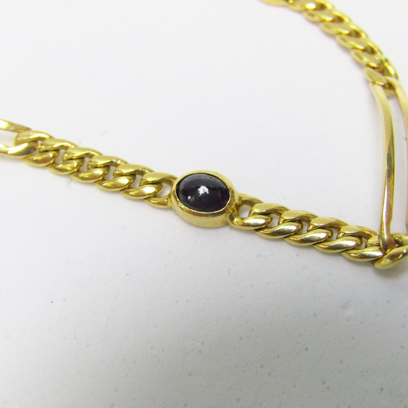 Pulsera en Oro de 18k con tres Zafiros de 1 ct. en cabujón. 8.23 gr. Pulsera en Oro de 18k con tres Zafiros de 1 ct. en cabujón. 8.23 gr.