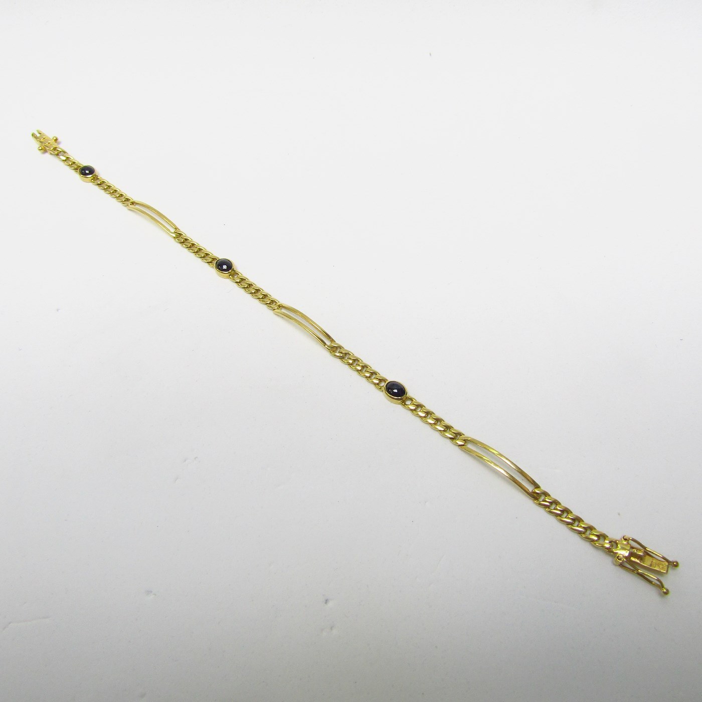 Pulsera en Oro de 18k con tres Zafiros de 1 ct. en cabujón. 8.23 gr. Pulsera en Oro de 18k con tres Zafiros de 1 ct. en cabujón. 8.23 gr.