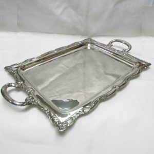 Bandeja rectangular con asas. España, siglo XX.