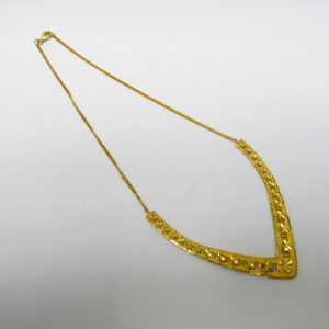 Collar Barbado en Oro Amarillo 22 K, con apliques matizados. Peso 16,11 gr.