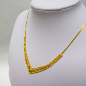 Collar Barbado en Oro Amarillo 22 K, con apliques matizados. Peso 16,11 gr.