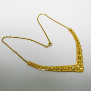 Collar Barbado en Oro Amarillo 22 K, con apliques matizados. Peso 16,11 gr.