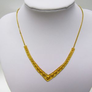 Collar Barbado en Oro Amarillo 22 K, con apliques matizados. Peso 16,11 gr.