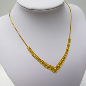 Collar Barbado en Oro Amarillo 22 K, con apliques matizados. Peso 16,11 gr.