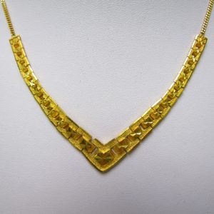 Collar Barbado en Oro Amarillo 22 K, con apliques matizados. Peso 16,11 gr.