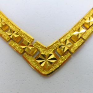 Collar Barbado en Oro Amarillo 22 K, con apliques matizados. Peso 16,11 gr.