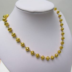 Collar en Oro Amarillo de 18k con eslabones esféricos calados y repujados. Peso 16,30 gr.
