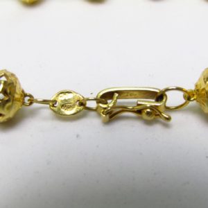 Collar en Oro Amarillo de 18k con eslabones esféricos calados y repujados. Peso 16,30 gr.
