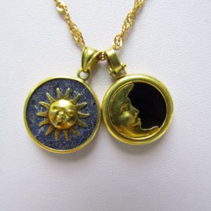 Collar sogueado con dos colgantes, "Sol y Luna", en Oro de 18k. 12,45 gr.
