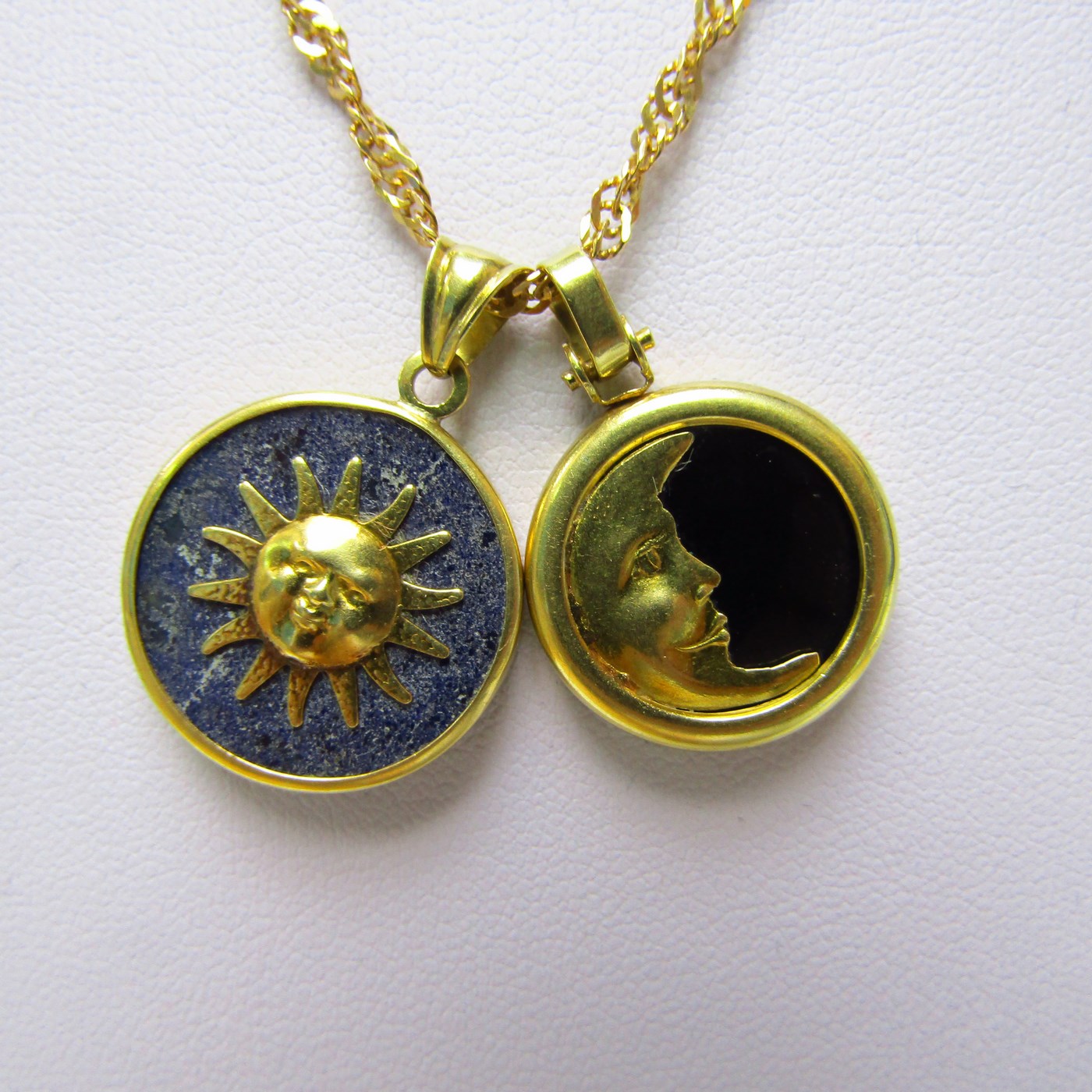 Collar sogueado con dos colgantes, "Sol y Luna", en Oro de 18k. 12,45 gr. Collar sogueado con dos colgantes, "Sol y Luna", en Oro de 18k. 12,45 gr.