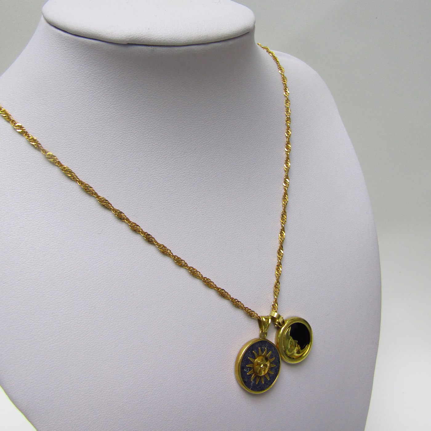 Collar sogueado con dos colgantes, "Sol y Luna", en Oro de 18k. 12,45 gr. Collar sogueado con dos colgantes, "Sol y Luna", en Oro de 18k. 12,45 gr.