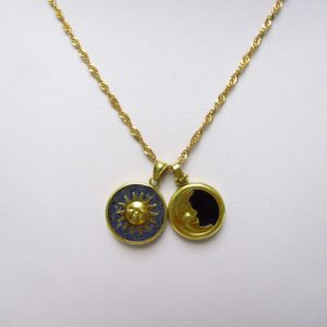 Collar sogueado con dos colgantes, "Sol y Luna", en Oro de 18k. 12,45 gr.