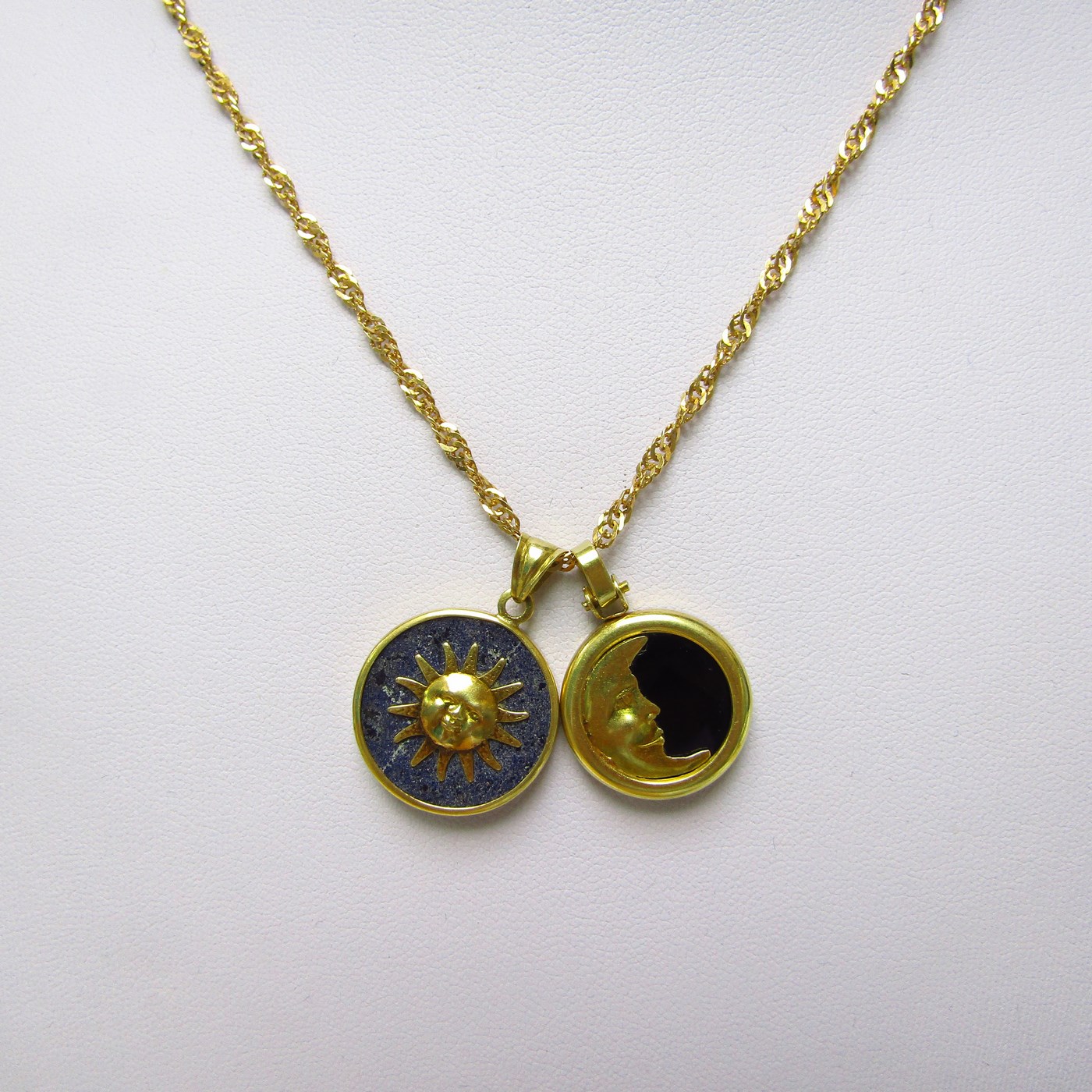 Collar sogueado con dos colgantes, "Sol y Luna", en Oro de 18k. 12,45 gr. Collar sogueado con dos colgantes, "Sol y Luna", en Oro de 18k. 12,45 gr.