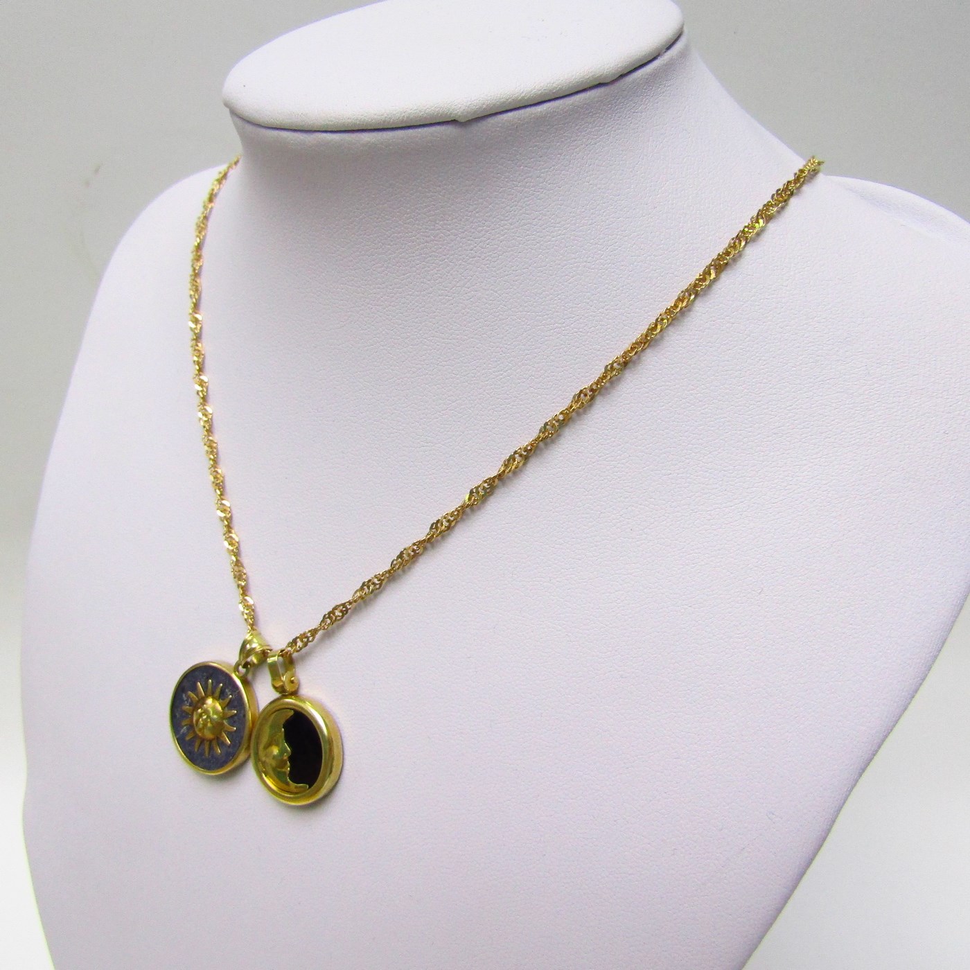 Collar sogueado con dos colgantes, "Sol y Luna", en Oro de 18k. 12,45 gr. Collar sogueado con dos colgantes, "Sol y Luna", en Oro de 18k. 12,45 gr.