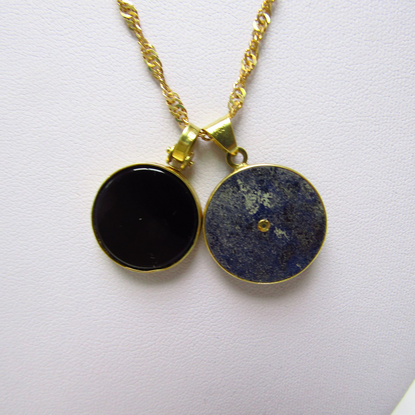Collar sogueado con dos colgantes, "Sol y Luna", en Oro de 18k. 12,45 gr. Collar sogueado con dos colgantes, "Sol y Luna", en Oro de 18k. 12,45 gr.