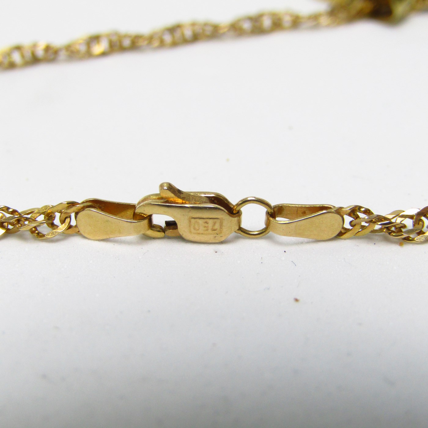 Collar sogueado con dos colgantes, "Sol y Luna", en Oro de 18k. 12,45 gr. Collar sogueado con dos colgantes, "Sol y Luna", en Oro de 18k. 12,45 gr.
