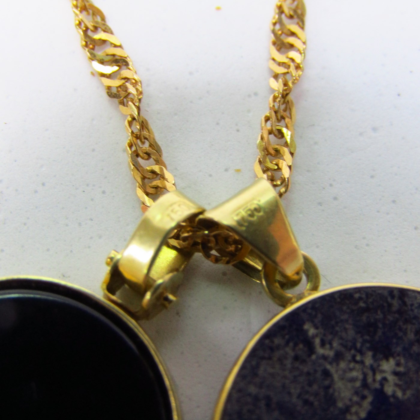 Collar sogueado con dos colgantes, "Sol y Luna", en Oro de 18k. 12,45 gr. Collar sogueado con dos colgantes, "Sol y Luna", en Oro de 18k. 12,45 gr.