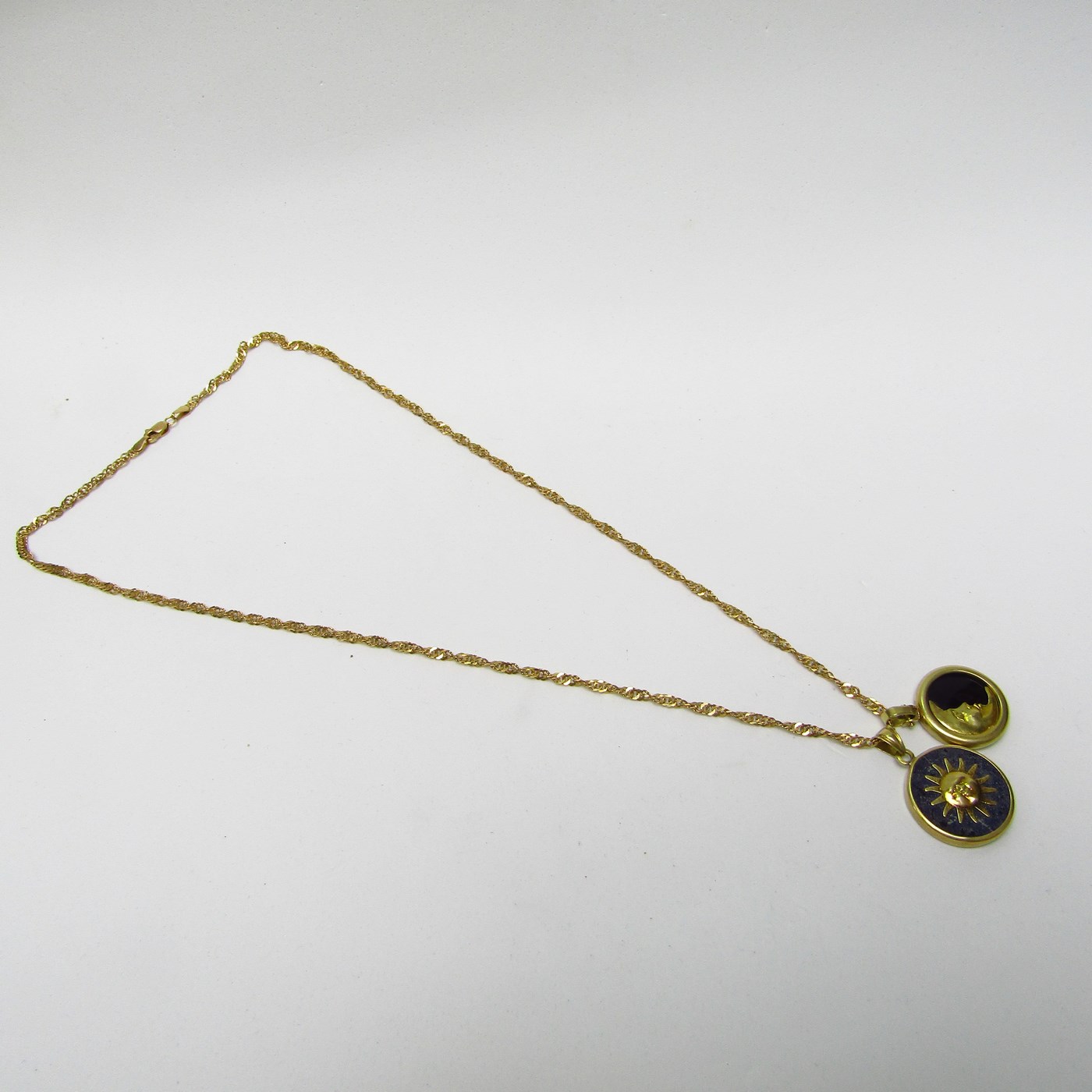 Collar sogueado con dos colgantes, "Sol y Luna", en Oro de 18k. 12,45 gr. Collar sogueado con dos colgantes, "Sol y Luna", en Oro de 18k. 12,45 gr.