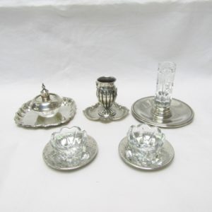 Conjunto de Salpimenteros, Palillero, Violetero y Mechero con sus bandejas. Plata de Ley, España, siglo XX.