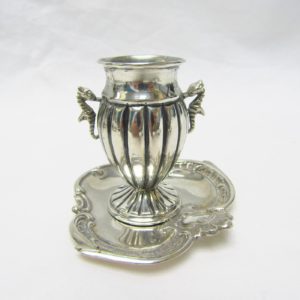 Conjunto de Salpimenteros, Palillero, Violetero y Mechero con sus bandejas. Plata de Ley, España, siglo XX.