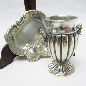 Conjunto de Salpimenteros, Palillero, Violetero y Mechero con sus bandejas. Plata de Ley, España, siglo XX.