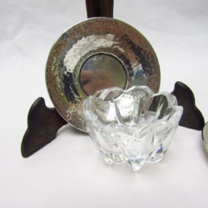 Conjunto de Salpimenteros, Palillero, Violetero y Mechero con sus bandejas. Plata de Ley, España, siglo XX.