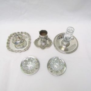 Conjunto de Salpimenteros, Palillero, Violetero y Mechero con sus bandejas. Plata de Ley, España, siglo XX.