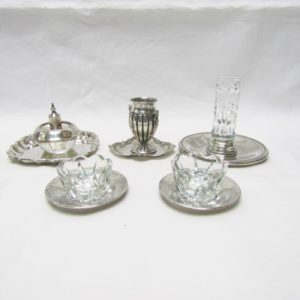 Conjunto de Salpimenteros, Palillero, Violetero y Mechero con sus bandejas. Plata de Ley, España, siglo XX.
