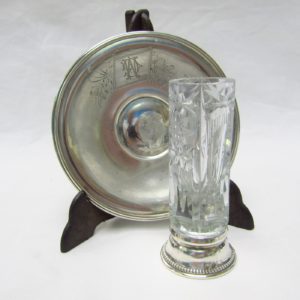 Conjunto de Salpimenteros, Palillero, Violetero y Mechero con sus bandejas. Plata de Ley, España, siglo XX.