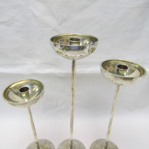 Conjunto de tres candeleros en Plata de Ley, España, siglo XX.