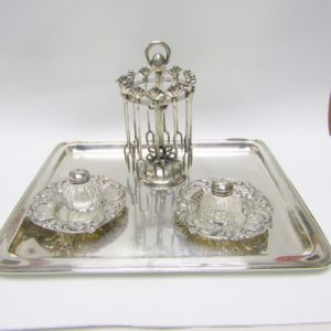Conjunto formado por Bandeja, Especieros y servicio para aperitivos. Plata de Ley, España, siglo XX.