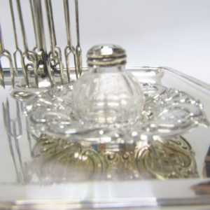 Conjunto formado por Bandeja, Especieros y servicio para aperitivos. Plata de Ley, España, siglo XX.