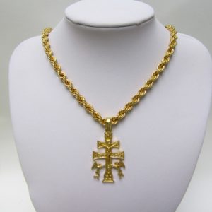 Cordón tipo Salomónico y Cruz de Caravaca, en Oro de 18k. 58 gr.