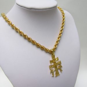 Cordón tipo Salomónico y Cruz de Caravaca, en Oro de 18k. 58 gr.
