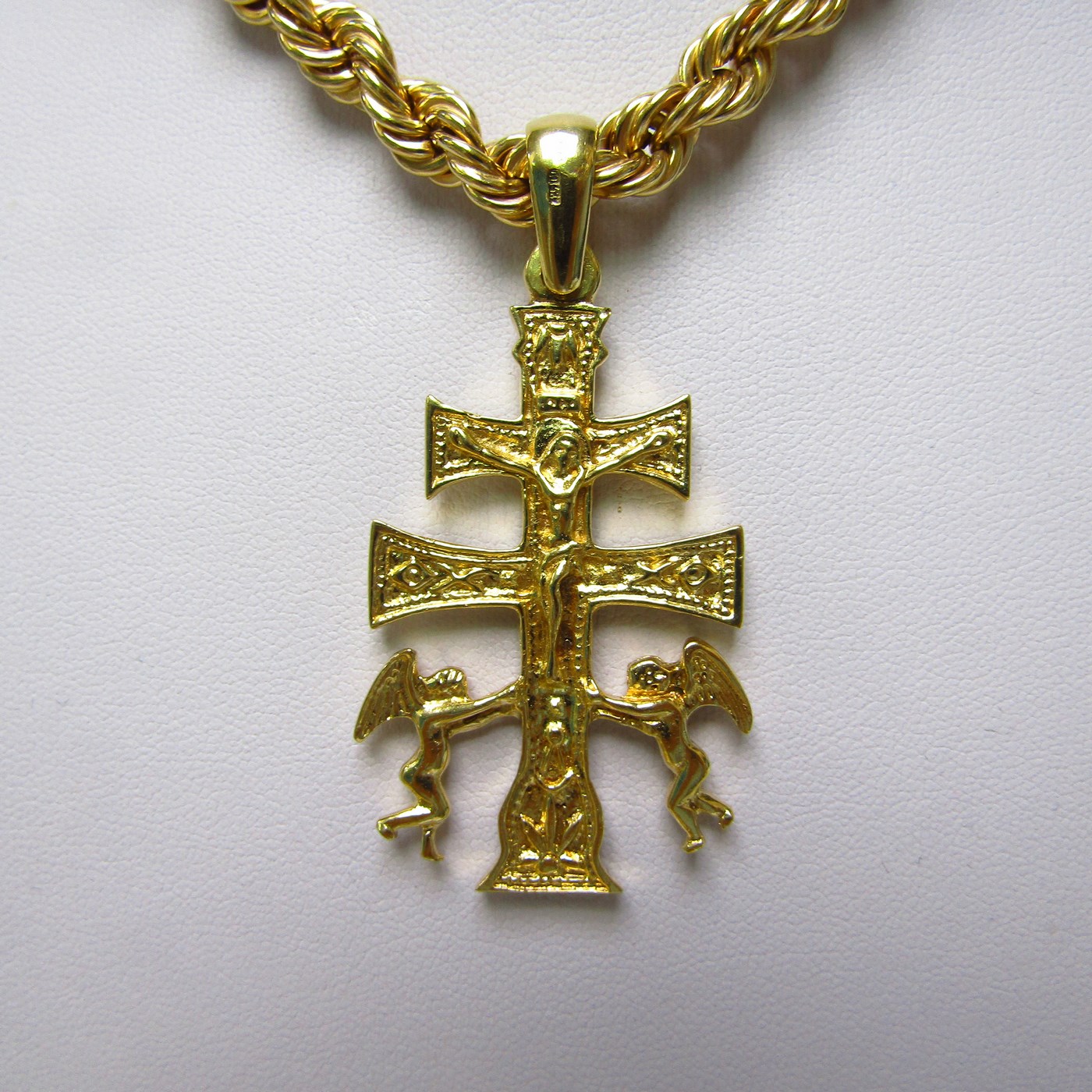 Cordón tipo Salomónico y Cruz de Caravaca, en Oro de 18k. 58 gr. Cordón tipo Salomónico y Cruz de Caravaca, en Oro de 18k. 58 gr.
