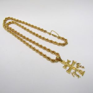 Cordón tipo Salomónico y Cruz de Caravaca, en Oro de 18k. 58 gr.