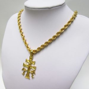 Cordón tipo Salomónico y Cruz de Caravaca, en Oro de 18k. 58 gr.