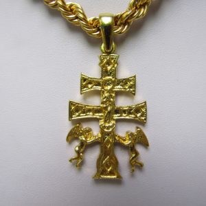 Cordón tipo Salomónico y Cruz de Caravaca, en Oro de 18k. 58 gr.