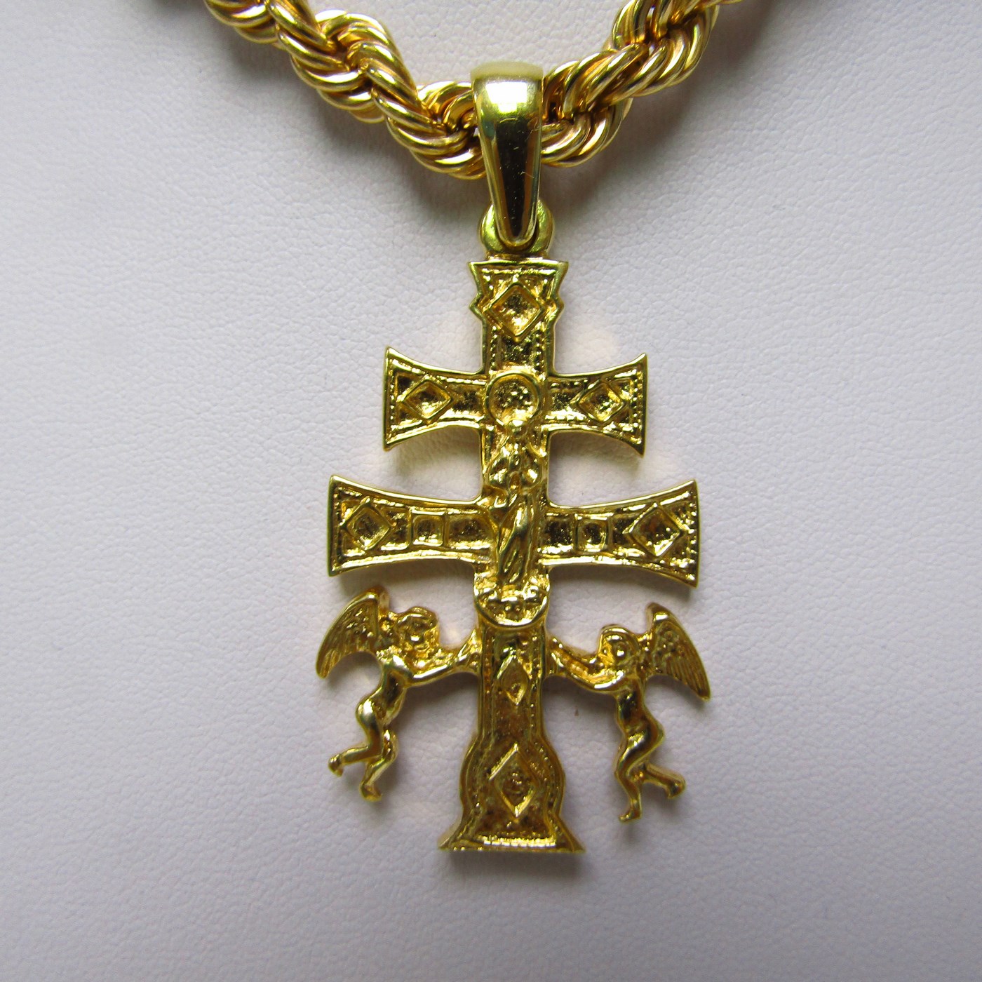 Cordón tipo Salomónico y Cruz de Caravaca, en Oro de 18k. 58 gr. Cordón tipo Salomónico y Cruz de Caravaca, en Oro de 18k. 58 gr.