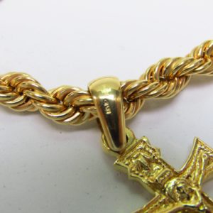 Cordón tipo Salomónico y Cruz de Caravaca, en Oro de 18k. 58 gr.
