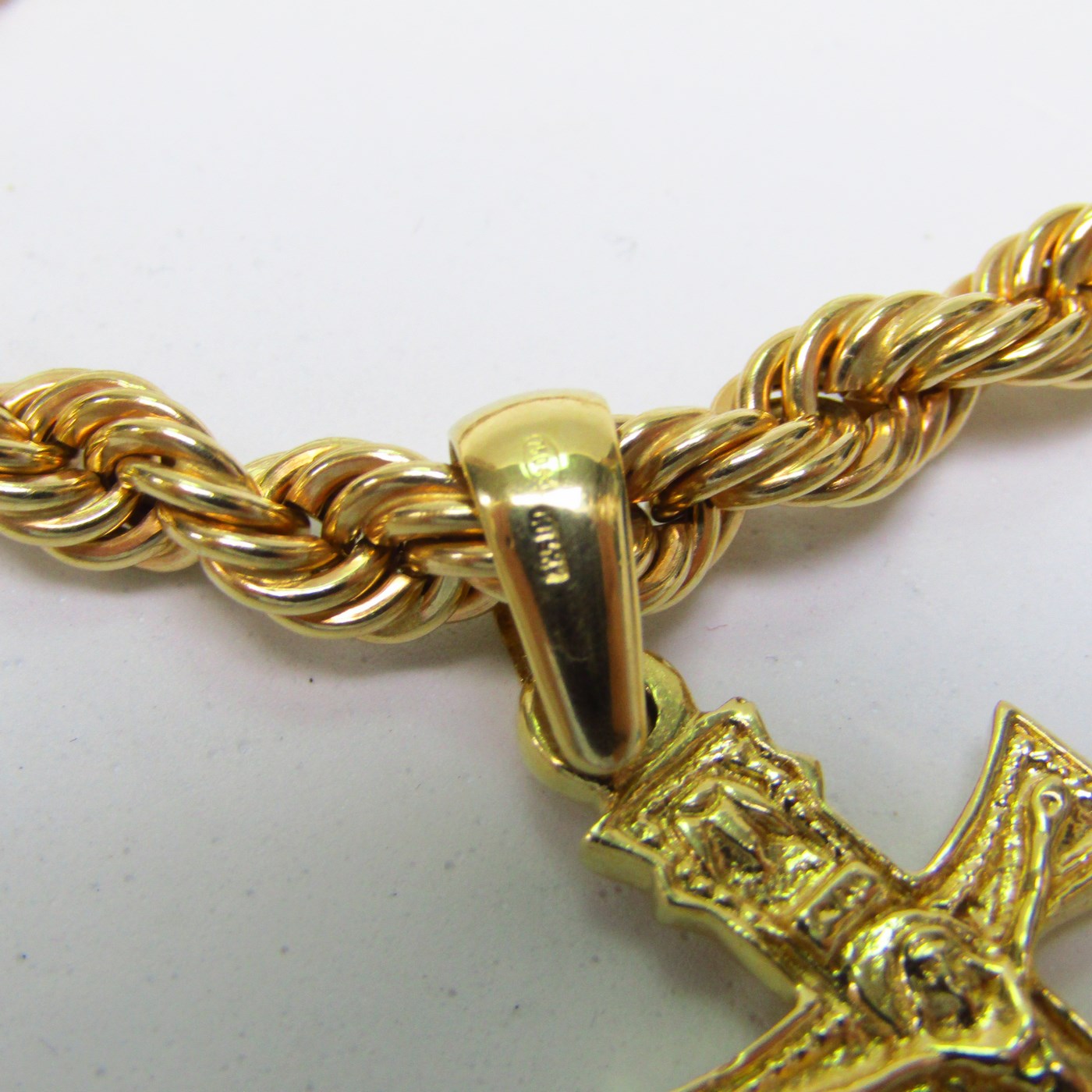 Cordón tipo Salomónico y Cruz de Caravaca, en Oro de 18k. 58 gr. Cordón tipo Salomónico y Cruz de Caravaca, en Oro de 18k. 58 gr.