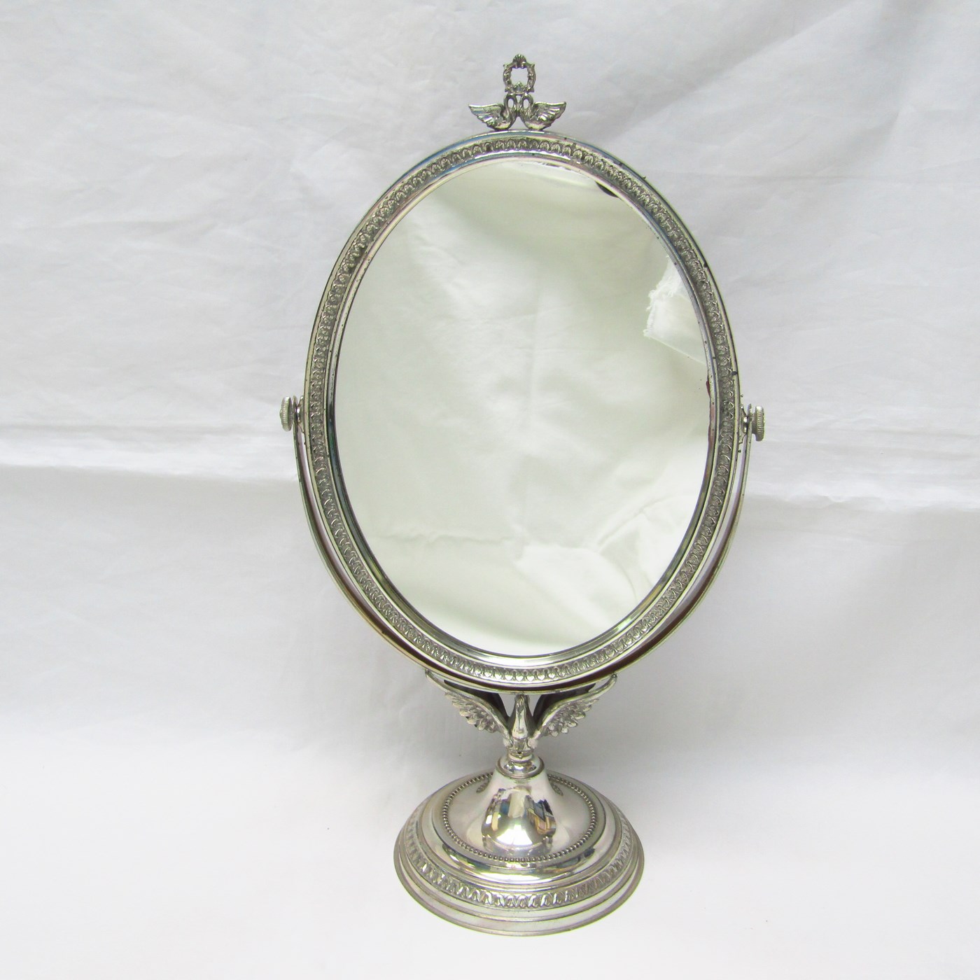 Espejo Oval de Peinadora. Plata de Ley. España. Siglo XX. Espejo Oval de Peinadora. Plata de Ley. España. Siglo XX.