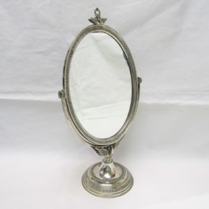 Espejo Oval de Peinadora. Plata de Ley. España. Siglo XX.