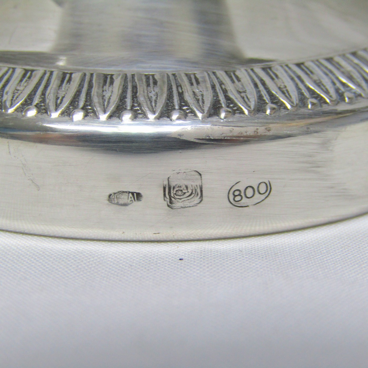 Jarra en plata de Ley, Italia, siglo XX. Jarra en plata de Ley, Italia, siglo XX.