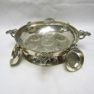 MG. Conjunto de Centro y Catavinos en plata. España, siglo XX.