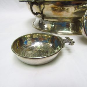 MG. Conjunto de Centro y Catavinos en plata. España, siglo XX.